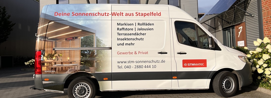 Fahrzeugbeschriftung für STM Sonnenschutz-Welt aus Stapelfeld – Transporter mit Werbedruck von Folien-Fischer, fotografiert in Barsbüttel