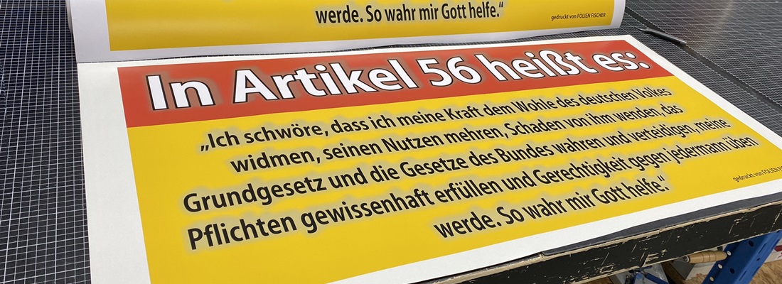 Großformatiger Digitaldruck mit Artikel 56 Grundgesetz in gelb-rotem Design – Plakatdruck von Folien-Fischer in Schwarzenbek