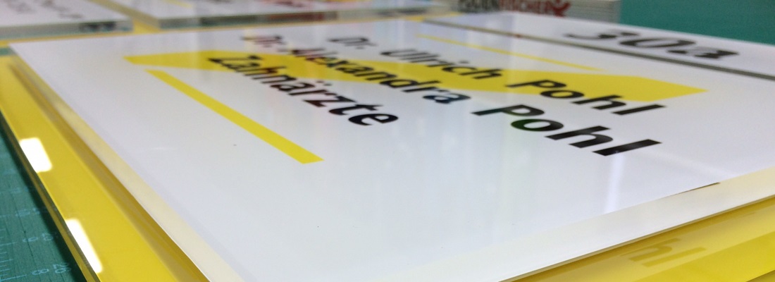 Acrylschild für Zahnarztpraxis mit Namen Dr. Ulrich Pohl und Dr. Alexandria Pohl – Praxisbeschilderung von Folien-Fischer in Geesthacht