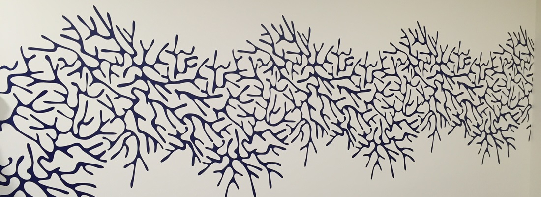 Dekorative Wandgestaltung mit dunkelblauen Korallen-Folien von Folien-Fischer – Interieur-Design in Aumühle